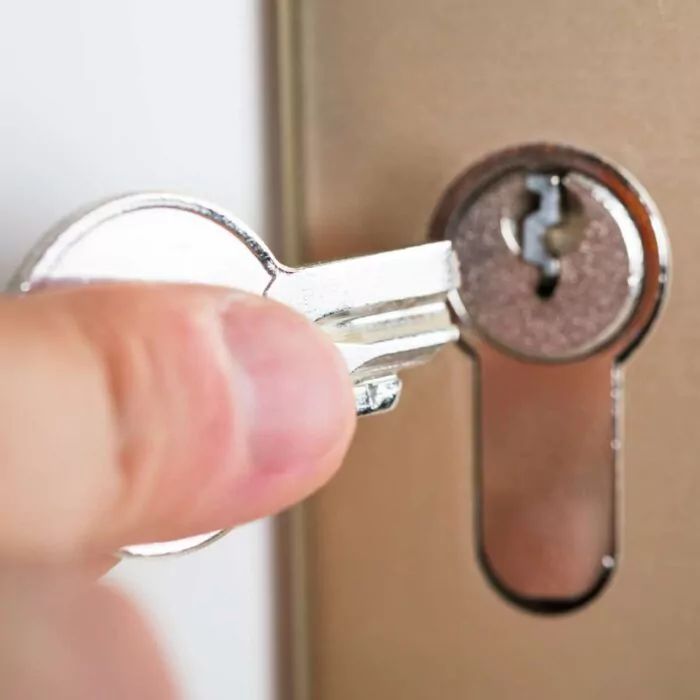 إخراج المفاتيح المكسورة في الأبواب